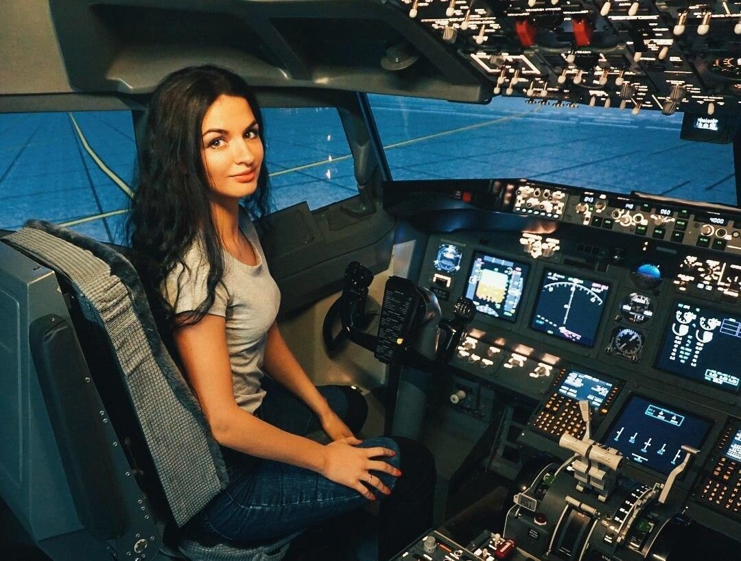 Девушка за штурвалом Boeing 737 в авиатренажёре